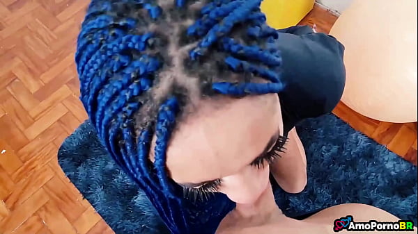 Estudante inocente de 18 anos fazendo boquete pela primeira vez - AmoPornoBR 