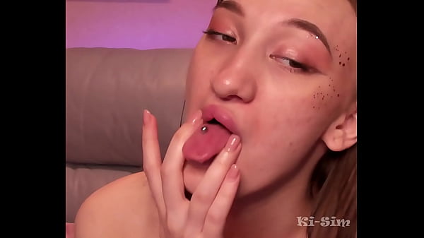 Ki-Sim plays with his saliva for a long time on the_stream