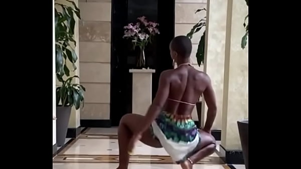 Gostosa negra dan&ccedil;ando e rebolando por uma pica grande