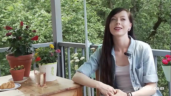 Play MP4 - Ersties&colon; 21-j&auml;hrige Lisa aus Hamburg befriedigt sich leidenschaftlich vor Kamera