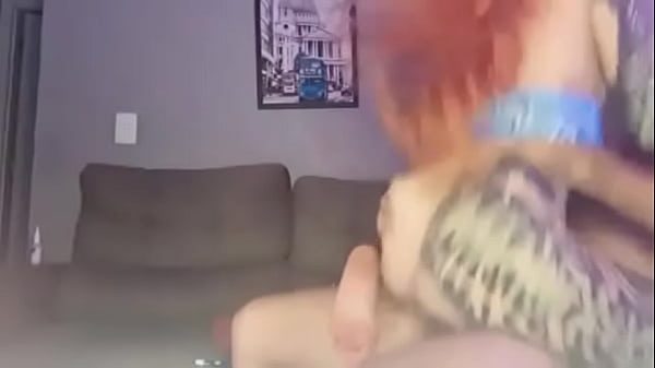 Ruiva enfiou o plug no cuzinho e quicou na pica at&eacute; gozar