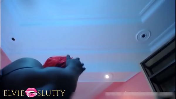 Trop de maquillage grosse fille sucer la bite