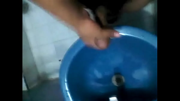 Jal&aacute;ndomela en el ba&ntilde;o, mecos en el lavabo 