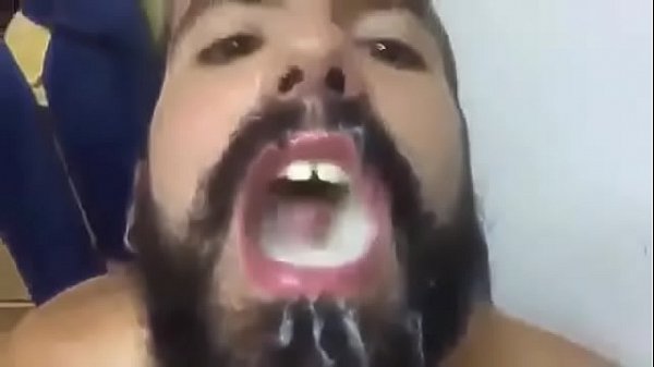 Safado se delicia com o leitinho dos gostosos 