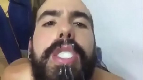 Play MP4 - Engolindo a porra de um batalh&atilde;o de machos&excl;