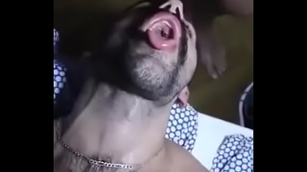 Gay mama macho e ganha porra na boca 