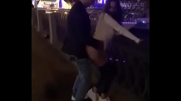 Gostosa russa fodendo em público