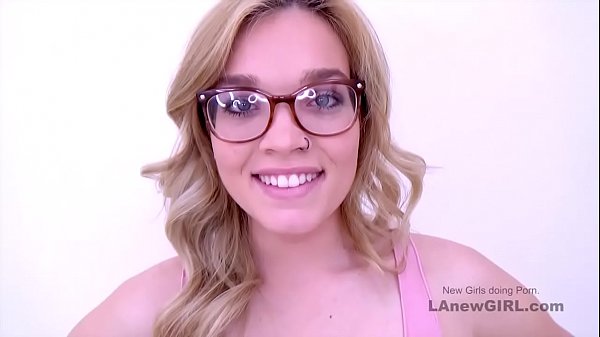 Blonde girl_comes atmodeling audition and gets fucked