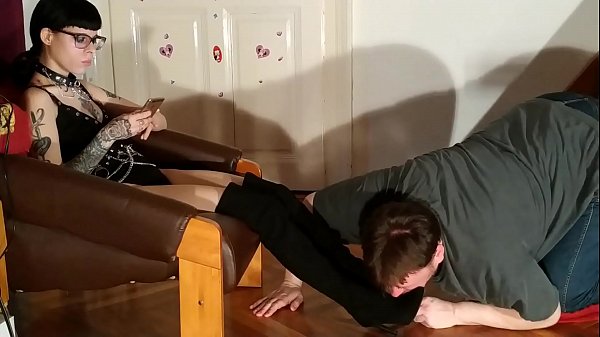 Beth Kinky - Boot & smelly sock_sniffing foot slave HD