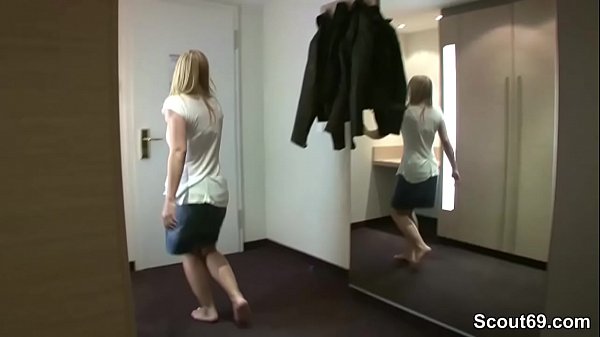 Play MP4 - Freundin schenkt ihm einen Dreier mit geiler MILF Hure