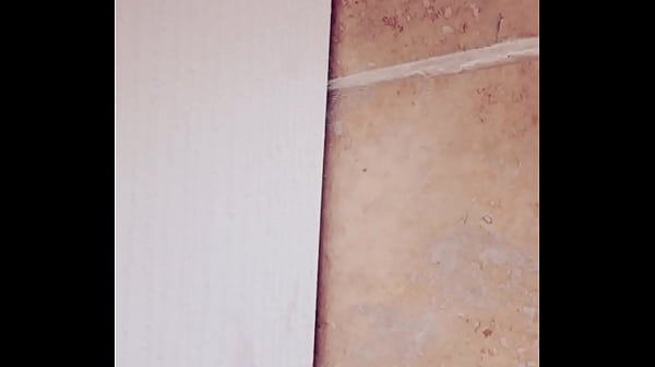 Ma_colocataire de fait baiser par un mec je_les écoute a travers la porte