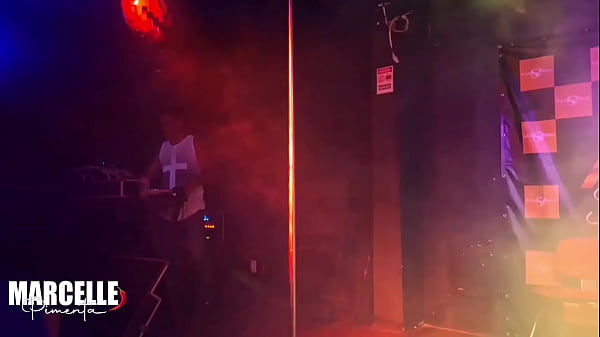 Play MP4 - Grupo de meninas transando com stripper no palco da boate