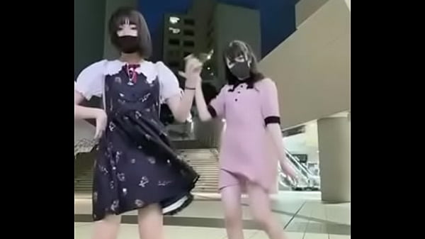 【TIKTOK】ダンスに夢中で風に煽られパンチラ