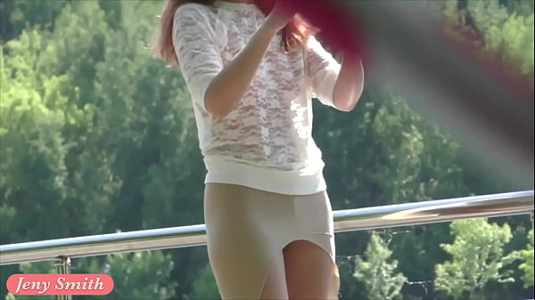Jeny Smith showing her pussy to a strangers_in public park.
