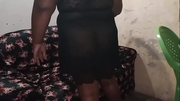 Play MP4 - Dona de casa crente de camisola transparente sem calcinha