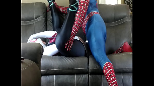 Play MP4 - Spidey man pounds Gwen Gwen pussy on living room couch