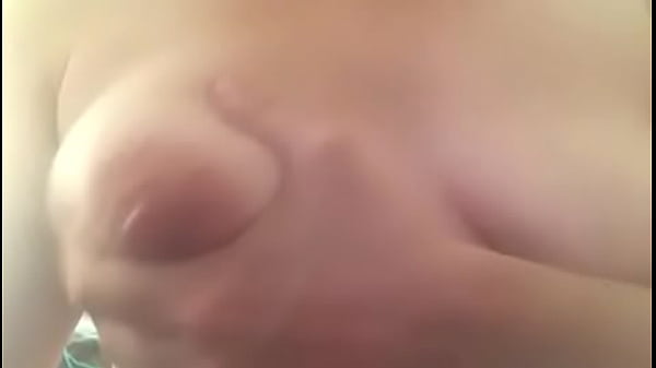 Sobando mis tits 