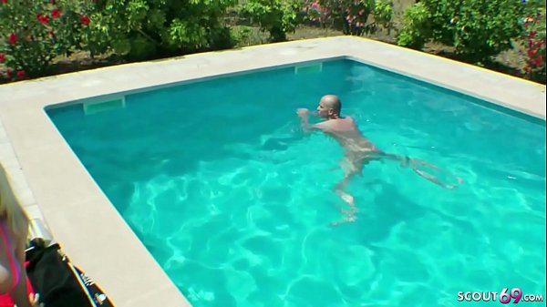 Play MP4 - GERMAN m&period; - DEUTSCHE EHEFRAU SCHENKT IHREM MANN EINEN FFM DREIER