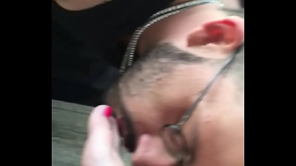 Queen loves her feet worshipped