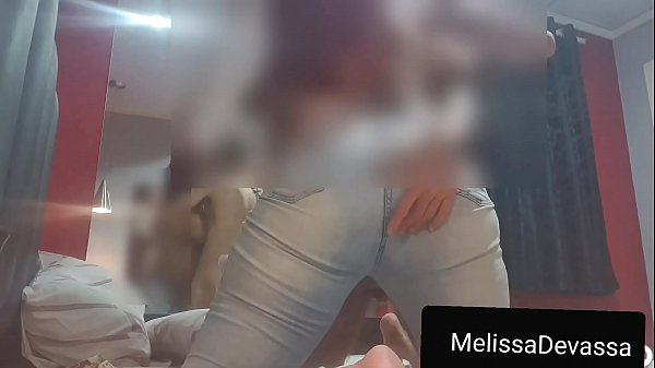 Meu namorado_não aguenta me_ver de jeans gozou na calça jeans