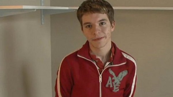 Gay sex Fillipo converses about his life, then gets nude and hops in 