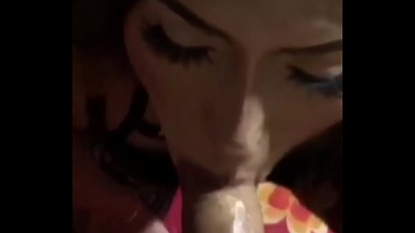 EL PENE DE ESTE CHICO ERA DEMASIADO GRANDE Y ME ENCANTO QUE ME DIJIERA QUE LE HIZIERA GRAGANTA PROFUNDA HASTA QUE YA NO AGUANTO EL MORBO Y TERMINO EN MI BOCA Y YO LO ESCUCHABA GEMIR DE PLACER 