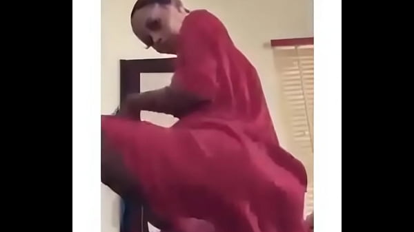 Malaya akikatia kitandani na kuonesha kuma yake