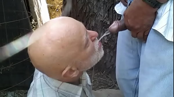 Play MP4 - d&period; piss outdoor