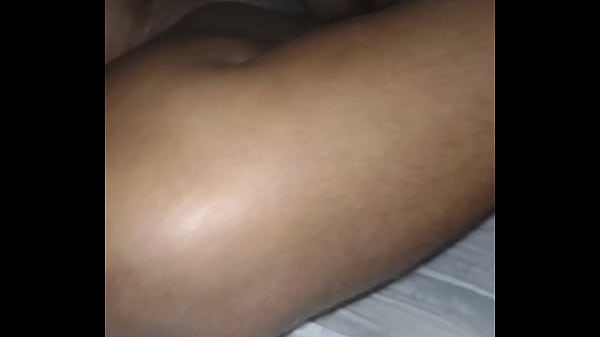 Enchendo o rabo da preta de leite 