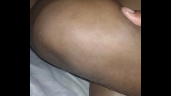 Play MP4 - Enchendo o rabo da preta de leite