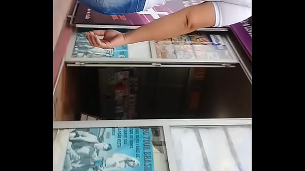 Gostosa da bunda enorme andando