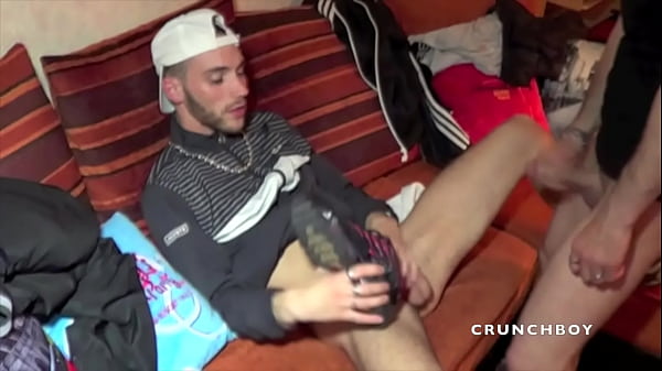 Bon Plan Sket And Sneaker En Mode Pacha Sur Le Canap&eacute; thumbnail