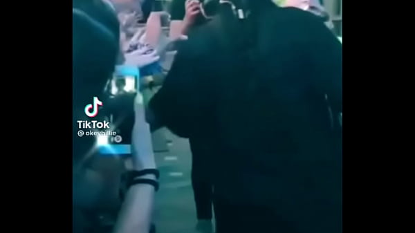 Nonton Le Agarran Las Tetas A Billie Ellish En Pleno Concierto thumbnail