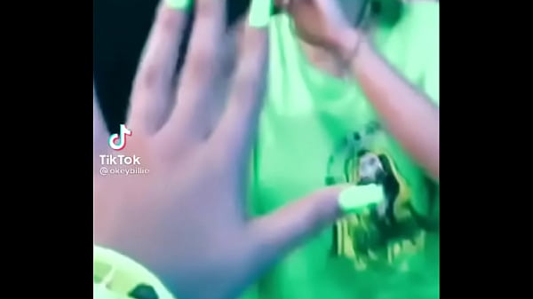 Le agarran las tetas a billie ellish en pleno concierto 