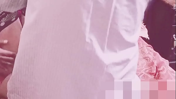 Haciendo gritar a trava pasiva crossdresser en la cama 