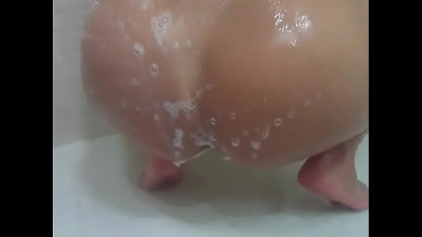 Juju philipe ensaboando o bumbum 2 