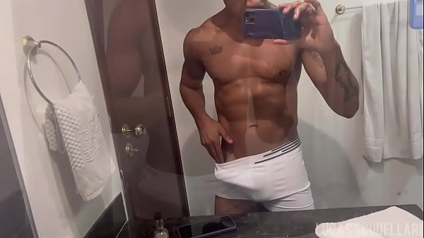 Lucas Scudellari com tes&atilde;o no banho (Completo no Xvideos Red) 