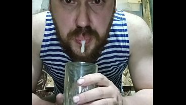 Гей кончил во время мастурбации,облил дилдо свежей спермой и трахнул свой анал,а затем облизал дилдо со спермой после жопы! Он сделал это дважды за 5 минут! thumbnail
