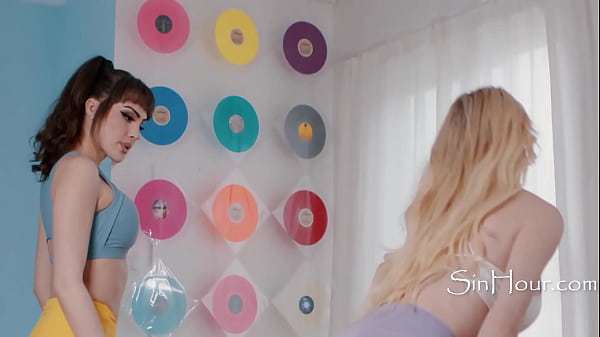 I Am A Simple Gal, If I See A Hole, I Plug it With My Girl Cock 