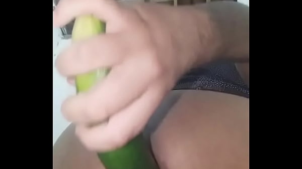 Play MP4 - Enfiando o pepino no cuzinho