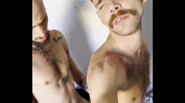 O dia que fiquei todo arrepiado de tanto levar pirocada do tom bator 