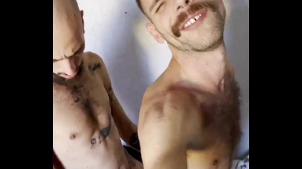 O dia que fiquei todo arrepiado de tanto levar pirocada do tom bator 