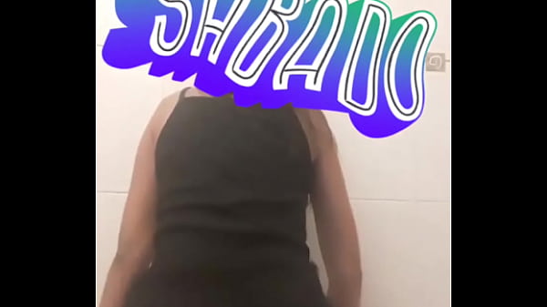 Novinha dan&ccedil_ando de vestido