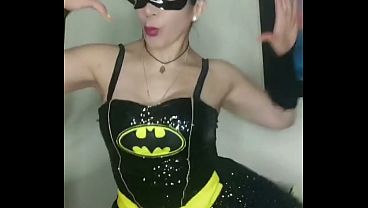 LA MILF YA SE ESTA ALISTANDO PARA HALLOWEEN Y REPARTIR EL DULCE
