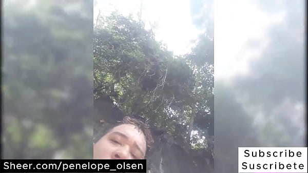 Hermanastra follada por su hermanastro tatuado durante la salida familiar ella se deja follar al aire libre junto al r&iacute;o sin miedo a que los espectadores o su familia la pillen follando en p&uacute;blico