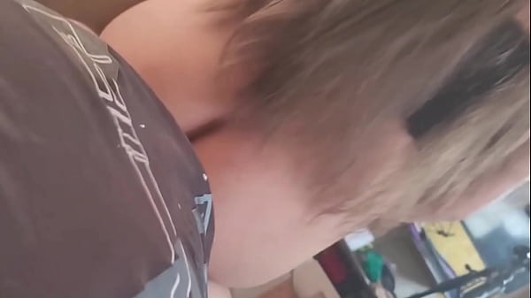 Apenas tiene 18 y ya est&aacute; lista para coger encuentro a la m&aacute;s jovencita de mi universidad viendo porno me pide que no le diga a nadie y que me dara un premio y me d&iacute;o su culo video real casero 