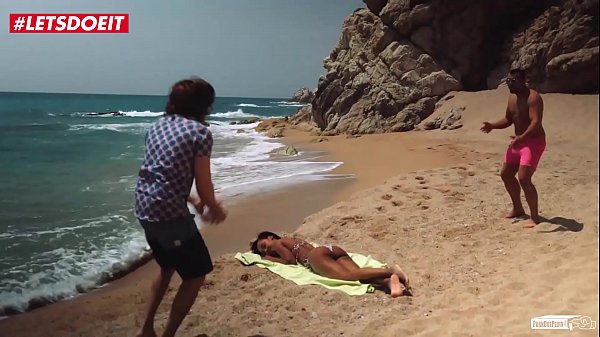 VIP SEX VAULT - Hot Ebony Teen Gets Seduced and_Fucked at the Beach!(Noe Milk)