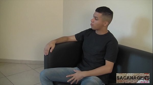 HENRIQUE N&Atilde;O CONSEGUE SE SEGURAR AO VER A PICA MARAVILHOSA DO AMIGO 