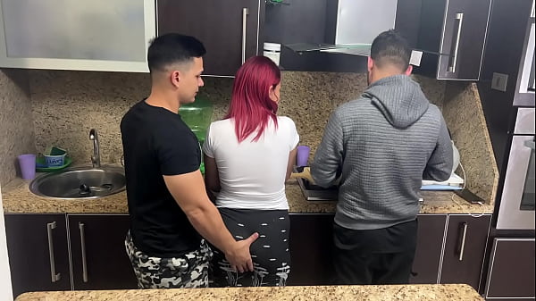 Play MP4 - Esposa y su Marido Cocinando pero su Amigo le Mete Mano a su Esposa al Lado de su marido cornudo NTR Netorare