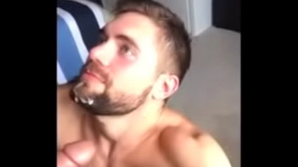 Macho hermoso chupa pija